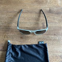 Oakley Latch Alpha, Matte Silver/Black Prizm Polarized