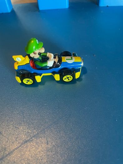 Hot Wheels Mario Kart Luigi Mach 8 Die-Cast Vehicle 2021 Mattel 1:64
