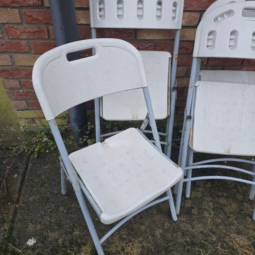 4x plastic chairs