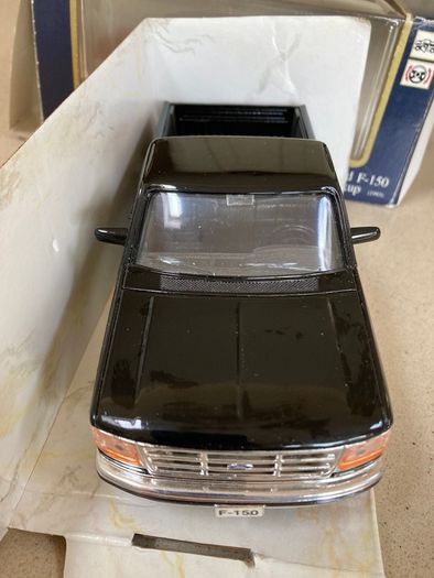 Ford F-150 Pickup Year 1993 Scale 1/25 Maisto