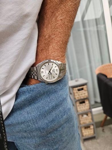 Watch Seiko 5 Automatic.