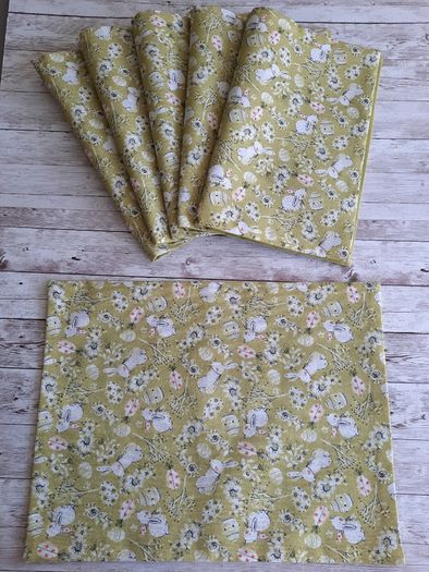 EasterTable runners / Placemats. Green or grey.