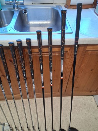 Golf clubs. Set Of Slazenger Mens Right Handed Golf Clubs in Excellent Condition.  Collect In Dublin Or Receive Via Post.