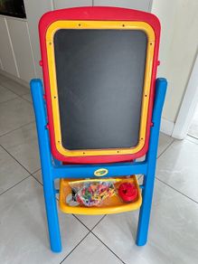 Crayola Easel Qwikflip Chalkboard and Magnetic Whiteboard