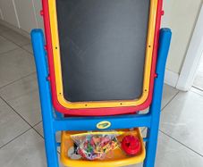 Crayola Easel Qwikflip Chalkboard and Magnetic Whiteboard