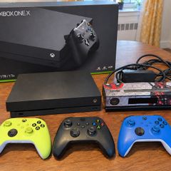 Xbox One X 1TB + 3 controllers + Kinect + Box