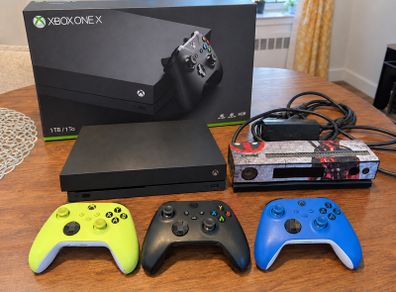 Xbox One X 1TB + 3 controllers + Kinect + Box