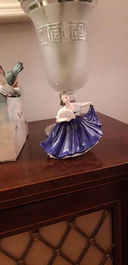 Beautiful Vintage 1979 Royal Doulton " ELAINE" Figurine