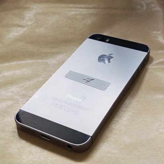 Apple iPhone 5s - 16GB - Space Gray - 3 Network - Activation Locked (For Parts / Repair)