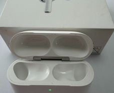 Apple AirPods Pro3  Case + 4 Pairs New Ear Tips