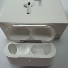 Apple AirPods Pro3  Case + 4 Pairs New Ear Tips