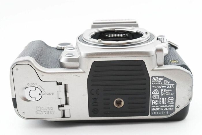 Nikon Df Fx Silver 16.2mp Digital SLR Body + Nikon 85mm f1.8 D lens