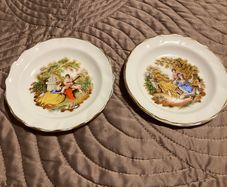 Pair of vintage gilt edge jewellery dishes