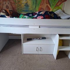 Single bed mid level sleeper