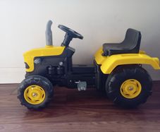 Kids Pedal Tractor Ride-On (Yellow/Black)
