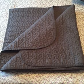 Bedspread and cusion / throw / bed cover