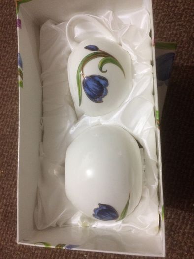 Tea Pot , sugar, milk jug and salt & pepper set.
