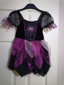 Halloween witch costume.4-5