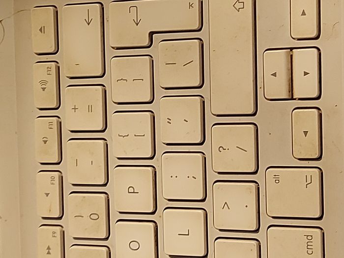 Vintage Apple MacBook, working fine and in reasonable condition for its age. No Charger