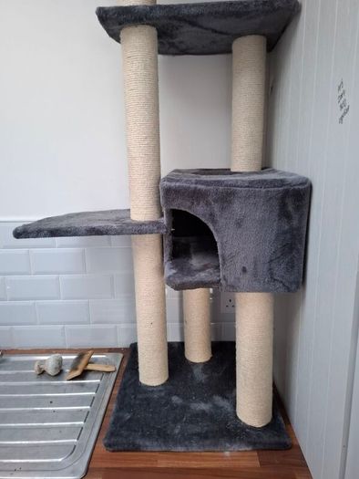 Cat tree house
