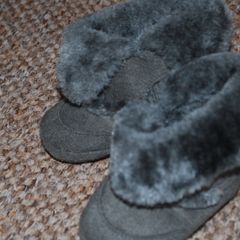 warm baby boots,12 to 18 months,good condition.
