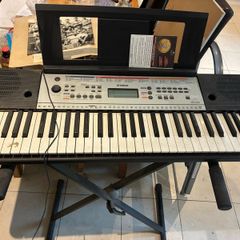 Yamaha keyboard and stand