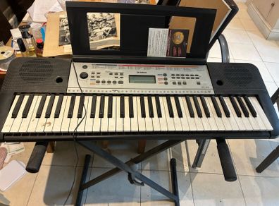 Yamaha keyboard and stand
