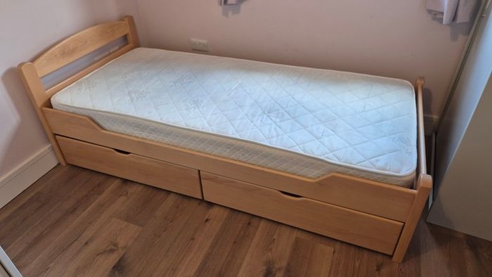 Single wooden bed frame with storage drawers ( mattress free if needed)