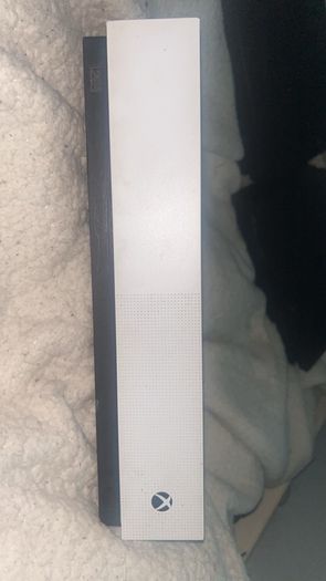 Selling 2 ps4 2 xbox 1's and a wheel set