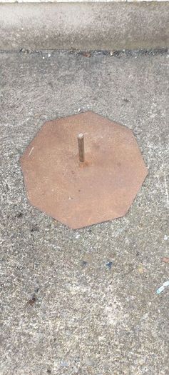 metal stand ,sold as seen,,nice weight to it ,buyer collects or pays postage thank you