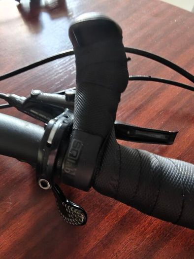 Flat bar with Shimano hydraulic brakes and shifters