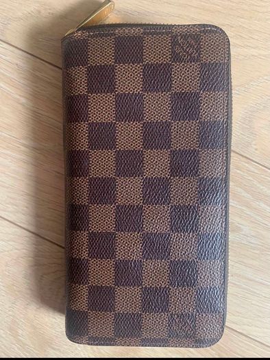 Louis Vuitton zippy wallet