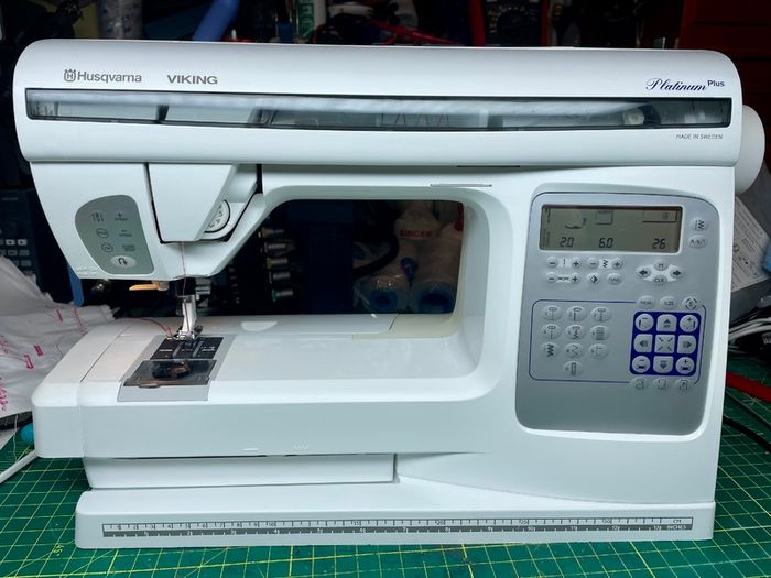 Huskvarna Viking Platinum Plus Sewing/Embroidery Machine - Serviced - Excellent condition - Large throat for those bigger projects