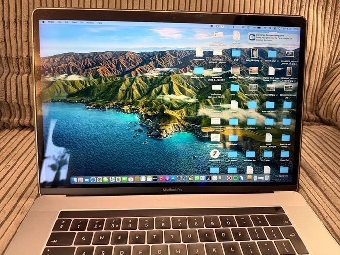 Apple MacBook Pro 15" i7 2.7GHz Touch Bar A1707 (EMC 3072) Late 2016 16GB RAM / 512GB Flash Drive / Dual GPU / Pristine condition