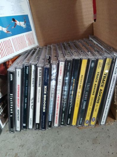 American Country music CD's (OVER 450 CDs)