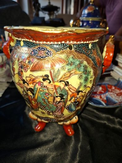 Beautiful Vintage Chinese Satsuma Style Footed Planter Moriage Geisha Cachepot Jardiniere,. Add a touch of classic Hollywood Regency flair to your home