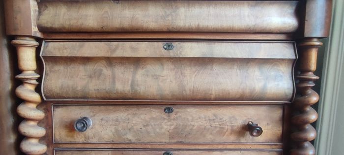 Chest of drawers