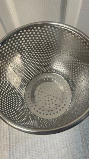 colander food strainer with wooden hook handle