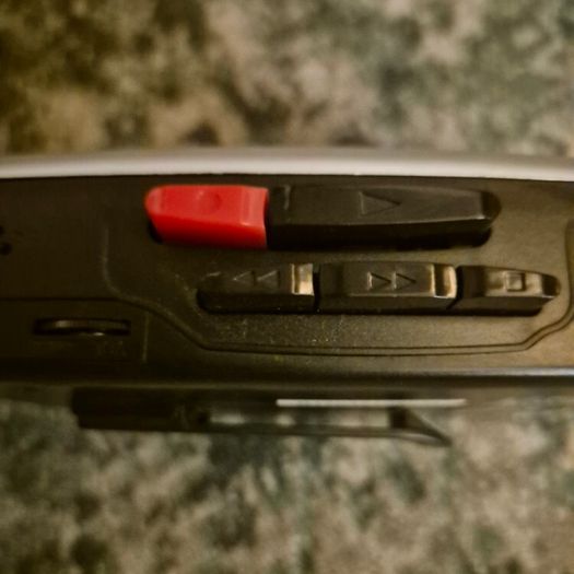 Groove Walkman AM/FM Radio Recorder Cassette Player
