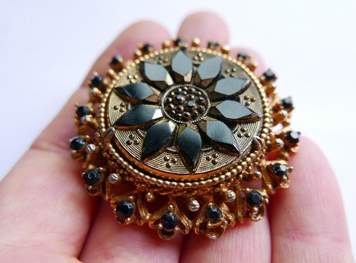 Antique Beautiful Florenza Goldtone Gilt Jet Art Brooch Pin
