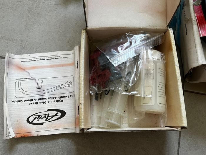Avid Juicy brake set + Avid bleed kit + extra Quad front brake