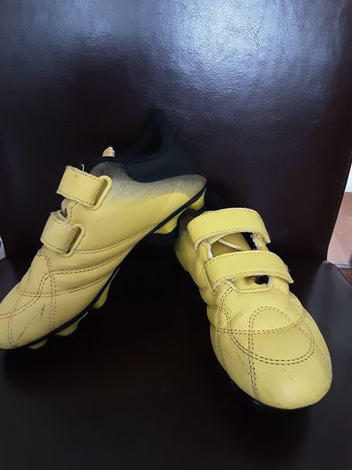 Football Boots/Junior Yellow Football Boots .. Size: 12 UK/FINAL Price Drop