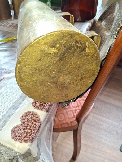 Antique Two Handled Brass Coal Scuttle with a shaped lip, making it easy to scoop out coal from your bunker and shake it directly onto your open fire. So, no more fussing with protective gloves and no more dirty hands, Postage Available or Collection