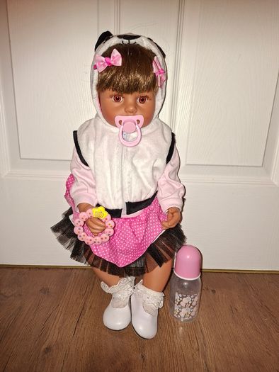 2 Reborn Baby Dolls+Moses basket+over 50 pieces of clothing and accessories, excellent condition