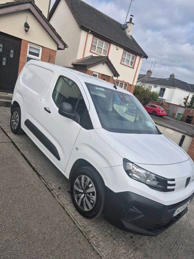 Peugeot Partner 2024, 1.5L. Low mileage km's.