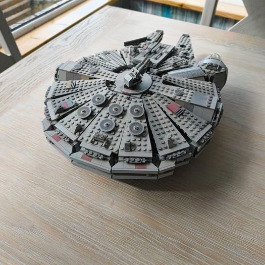 Star Wars Millennium Falcon 75105