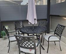 Cast Aluminiun garden table, 5 chairs & parasol