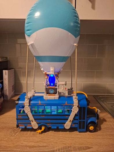 Fortnite battlebus,figures and accessories