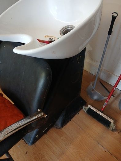 Hairdressing wash basin