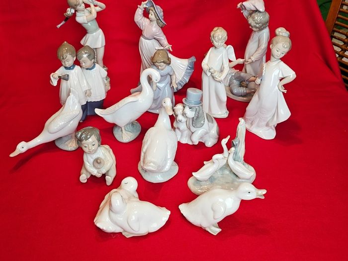 Girl with Puppy   NAO by Lladro 1987